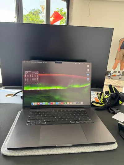 MacBook Pro M4 16" – Nearly New, Full Kit
