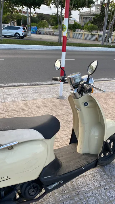 CREA 50cc 踏板车 2019年 – 奶油/黄色，行驶里程21,000公里，包含蓝卡