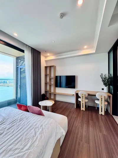 Panoma 2 – Studio with Stunning Bridge View