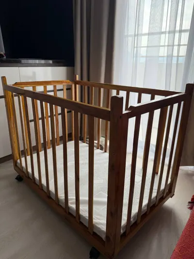 Bán giường cũi trẻ em có bánh xe và nệm – như mới