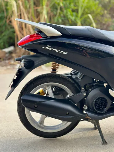 雅马哈詹姆斯 125cc (2023) 踏板车出售 – 黑色，22000 公里，蓝卡