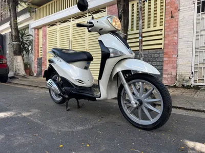 Piaggio Liberty 125 Scooter – 2022 White, Well-Maintained — 2/3