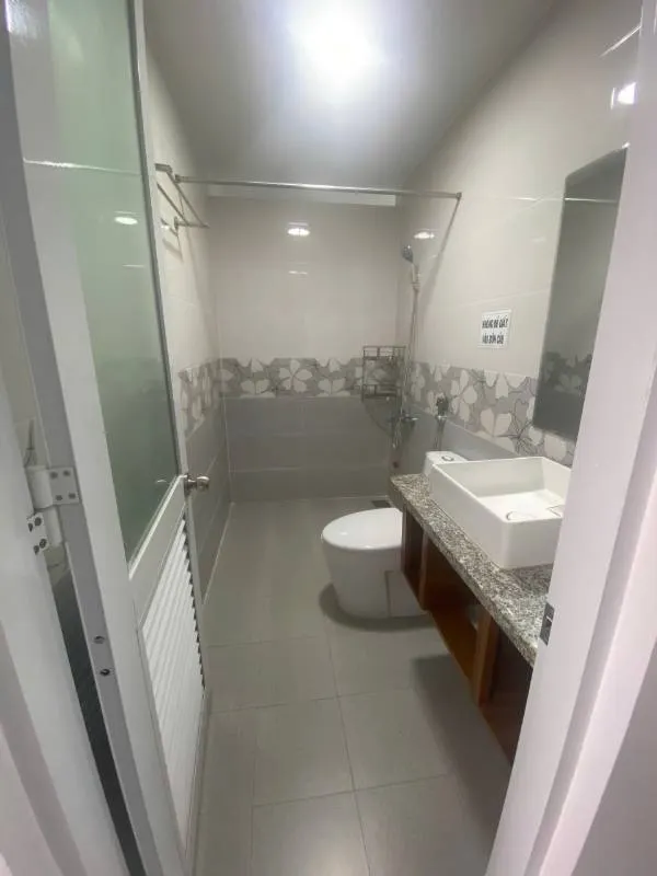 Whole street-front house for rent on Thích Quảng Đức, 4 bedrooms, 35M VND/month — 6/10