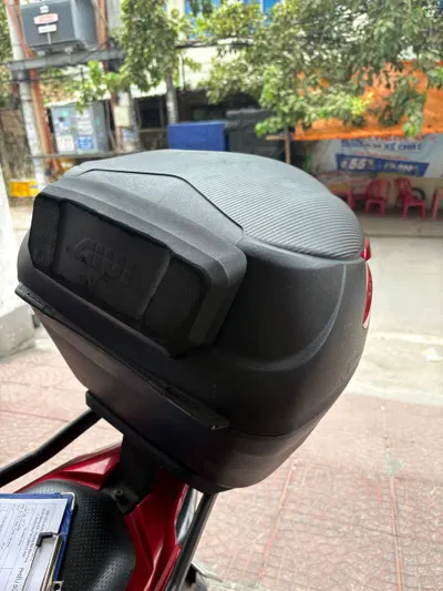 Givi Topcase and Airblade Rear Grab Bar – 800K VND Total — 2/3