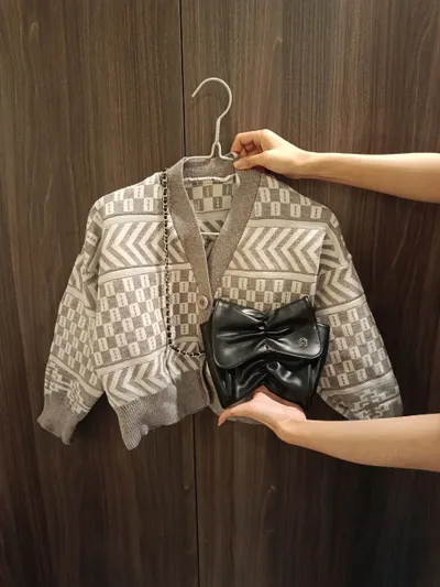 Handbag and crop-top sweater set, 350,000 VND