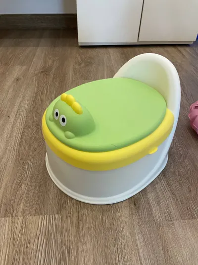 Kids' items bundle: inflatable bed, potty, carriers — 2/3