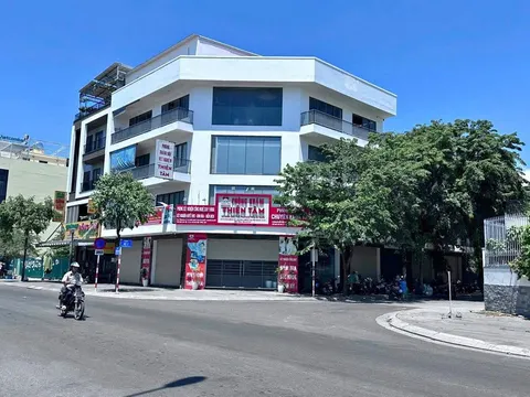 3-storey building for rent, corner lot with 2 frontages, Thích Quảng Đức street
