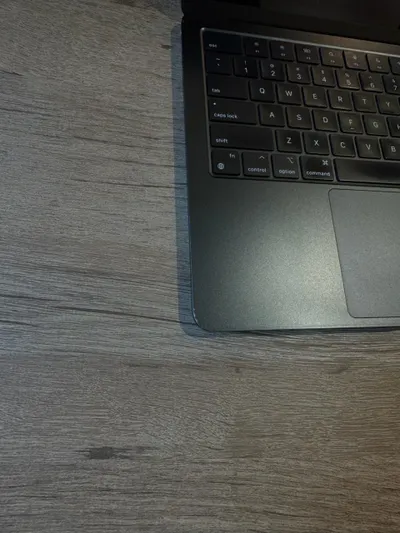 MacBook Air M2 13.6" (2022), Space Gray — 6/7
