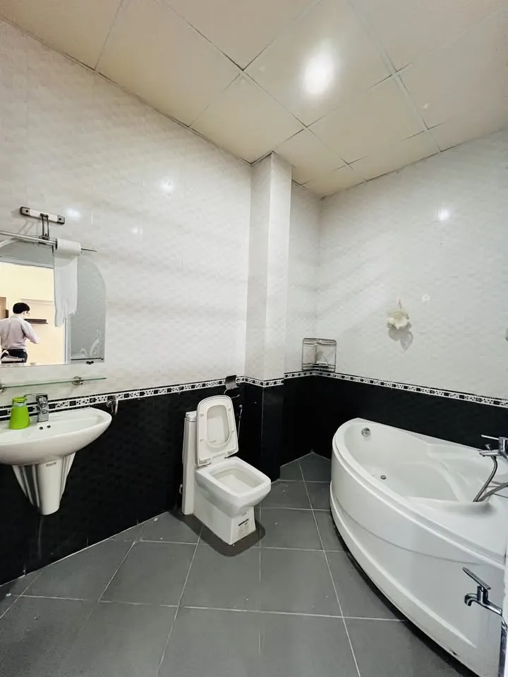 Cho thuê nhà 3 phòng ngủ đầy đủ nội thất, kết hợp kinh doanh, Phương Sài, 24 triệu VND/tháng — 10/10