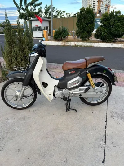 50cc摩托车2022 – LED光学系统、半自动变速箱、行驶8500公里、极好状况 — 3/4