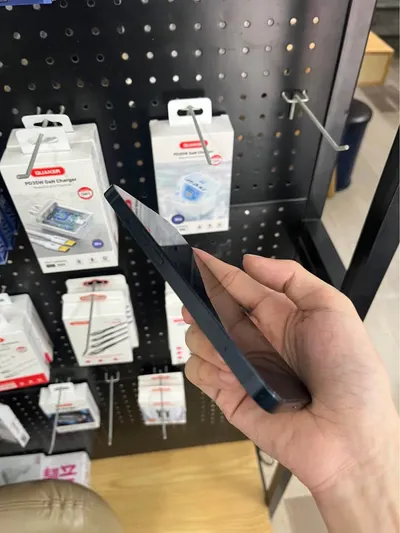 iPhone 13 128GB, 정품, 새 배터리 — 3/3