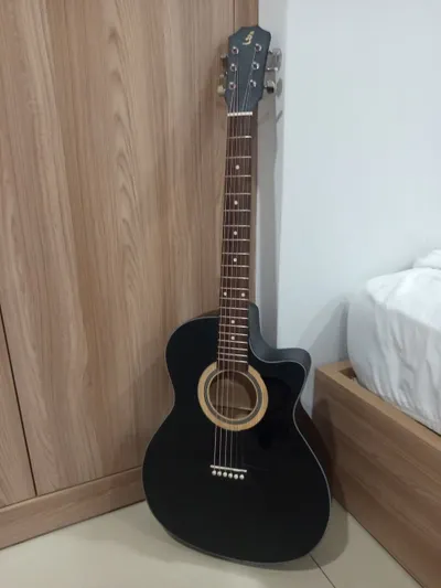 Moving sale: acoustic guitar and hiking backpack, Nha Trang — 2/4