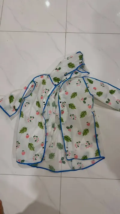Used household items for sale: massage table, lamp, raincoats, helmets, vacuum, steamer — 4/10