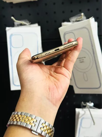 iPhone 11 Pro Max Gold 256GB, clearance price — 6/6