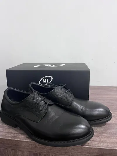 Black lace-up shoes size 41 and inversion boots, 400K VND each