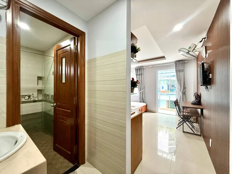 Studio Apartment with Balcony on Phạm Ngọc Thạch – Available 28 October