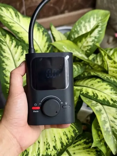 Joyroom compact portable tyre inflator — 2/4