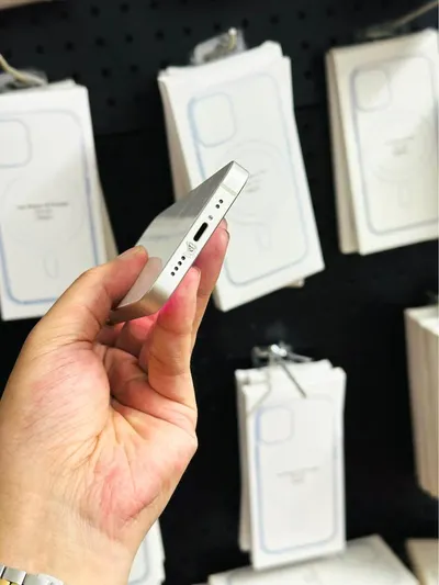 iPhone 13 mini 128GB màu trắng, đã qua sử dụng, khoảng 6 triệu VND — 9/9