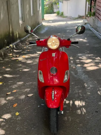 스타일리시한 빨간색 Vespa 스쿠터 – 최상 상태 — 2/5