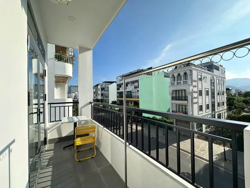 2-bedroom apartment with balcony for rent on Thích Quảng Đức, 17.5M VND/month — 10/10