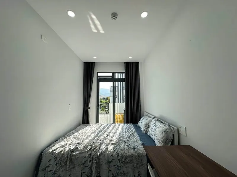 2-bedroom apartment with balcony for rent on Thích Quảng Đức, 17.5M VND/month — 6/10