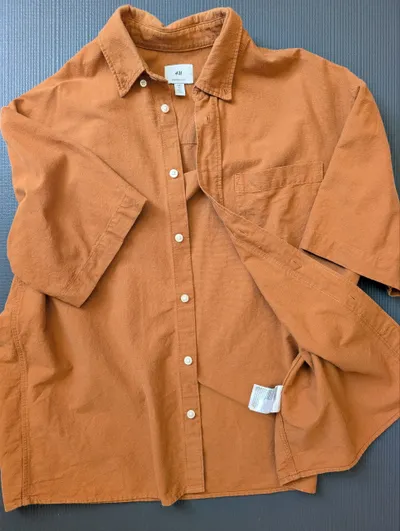 Four second-hand clothing items for sale: H&M shirt, Lacoste shirt, Hah Archive backpack, Jamaica t-shirt