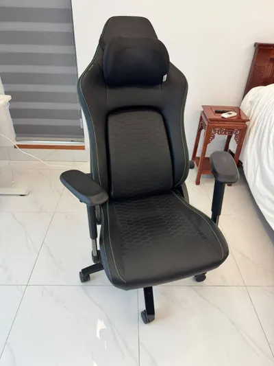 Razer Iskur V2 gaming/office chair for sale — 2/4