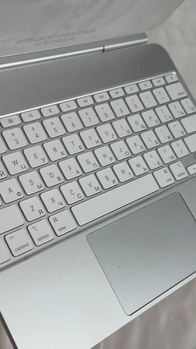 Original iPad Pro 13" keyboard, silver, used — 2/2