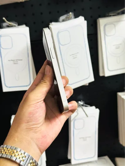 iPhone 13 mini 128GB màu trắng, đã qua sử dụng, khoảng 6 triệu VND — 6/9