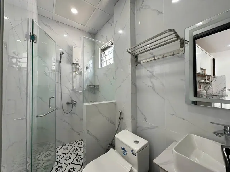 2-bedroom apartment with balcony for rent on Thích Quảng Đức, 17.5M VND/month — 8/10