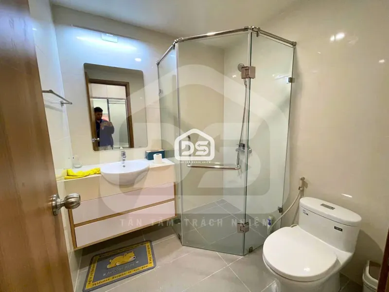 2-bedroom full-option apartment for rent in CT3 Vinh Diem Trung