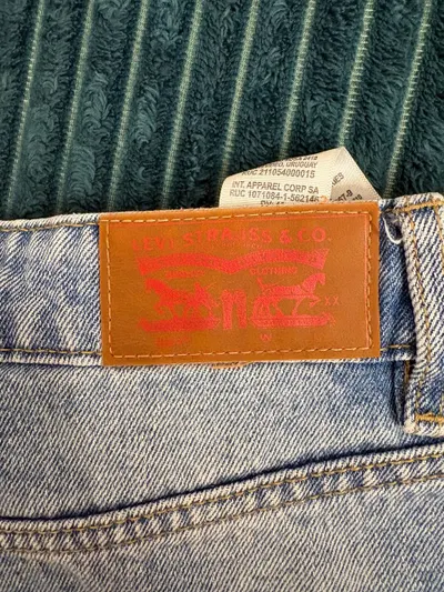 2 Pairs Levi's Jeans Size 30W – 200K VND Each — 4/7