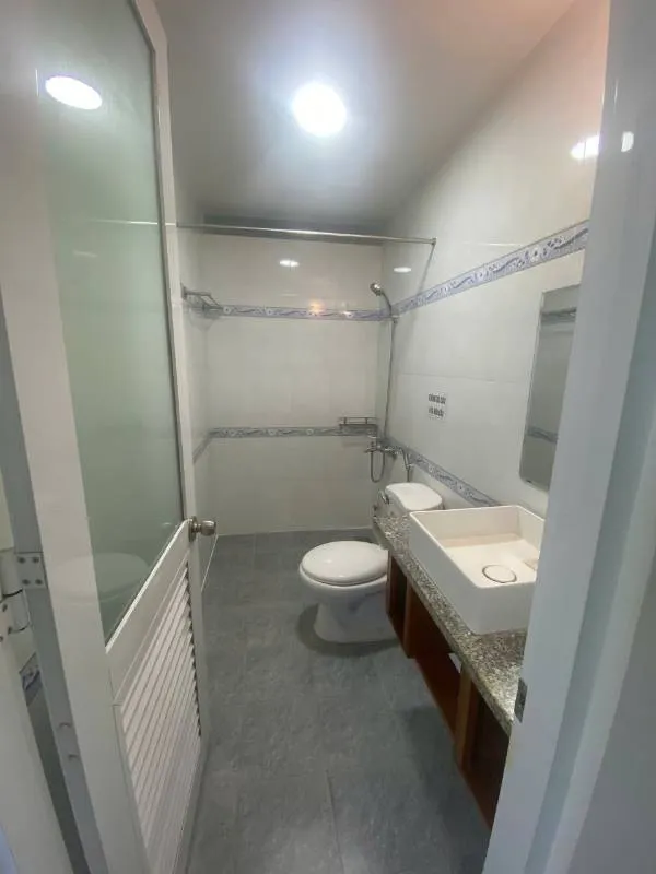 Whole street-front house for rent on Thích Quảng Đức, 4 bedrooms, 35M VND/month — 9/10