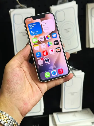 iPhone 13 mini 128GB màu trắng, đã qua sử dụng, khoảng 6 triệu VND — 3/9