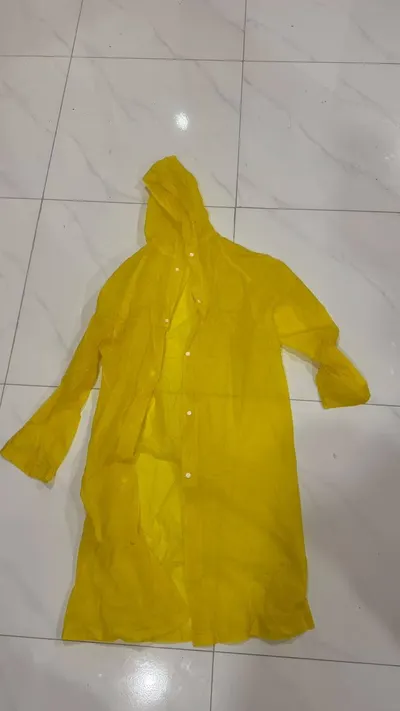 Used household items for sale: massage table, lamp, raincoats, helmets, vacuum, steamer — 5/10