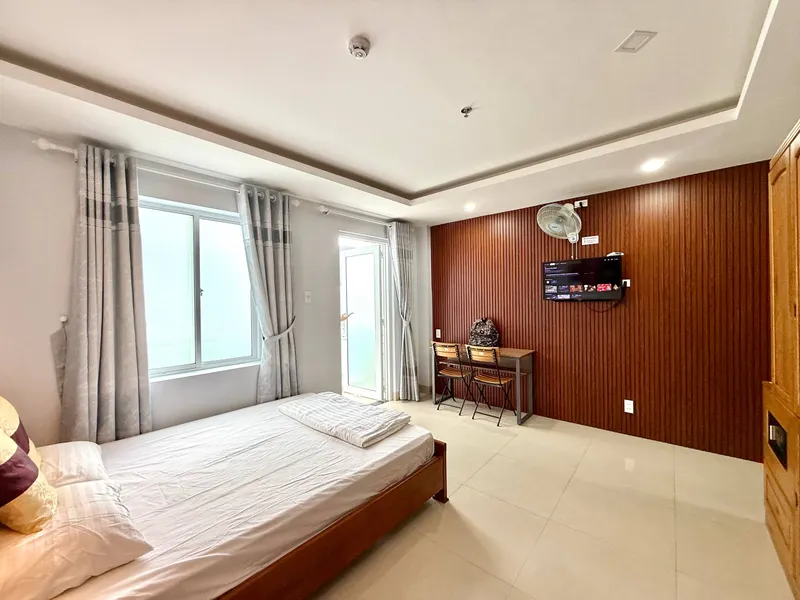 Studio Apartment with Balcony on Phạm Ngọc Thạch – Available 28 October