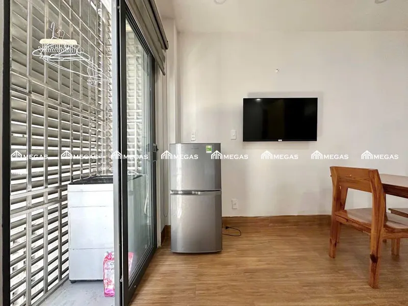 Fully furnished studio with balcony, city center, 8.2M VND/month — 3/3