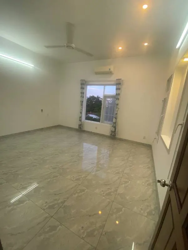 Whole street-front house for rent on Thích Quảng Đức, 4 bedrooms, 35M VND/month — 10/10