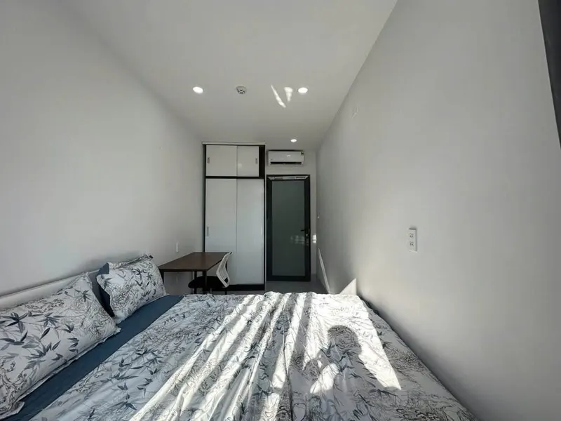 2-bedroom apartment with balcony for rent on Thích Quảng Đức, 17.5M VND/month — 5/10