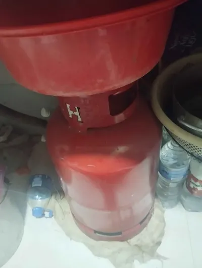 Clearance sale of household items and a 17-inch laptop, Nha Trang — 3/10