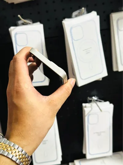 iPhone 13 mini 128GB màu trắng, đã qua sử dụng, khoảng 6 triệu VND — 8/9