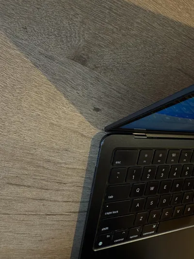 MacBook Air M2 13.6" (2022), Space Gray — 3/7