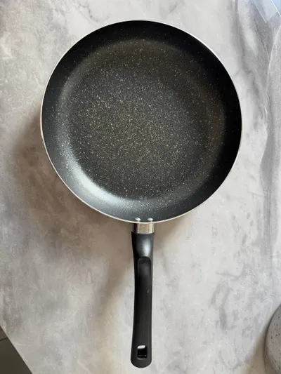 Household bundle for sale: puzzles, pan, dish rack and more — 2/6