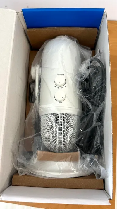 Blue Yeti USB microphone for sale, 3M VND