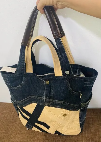 Upcycled denim tote bag with laptop compartment — 2/6