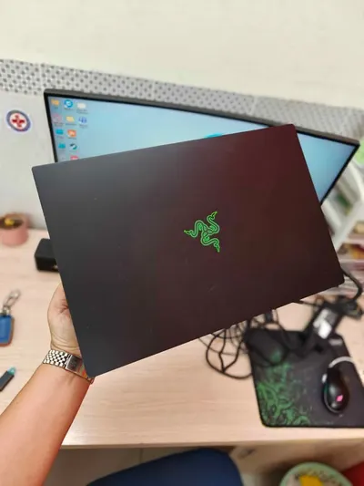 Razer Blade 15 gaming laptop (i7-8750H, GTX 1070, 16GB/512GB) — 3/5