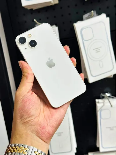 iPhone 13 mini 128GB màu trắng, đã qua sử dụng, khoảng 6 triệu VND
