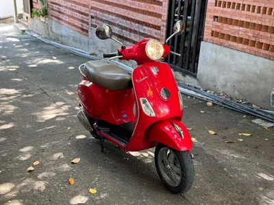 스타일리시한 빨간색 Vespa 스쿠터 – 최상 상태 — 3/5