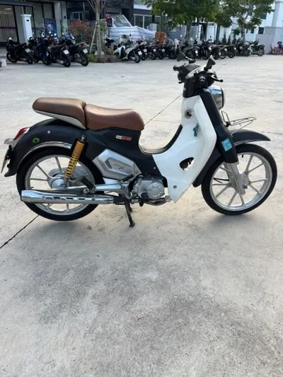 50cc摩托车2022 – LED光学系统、半自动变速箱、行驶8500公里、极好状况 — 2/4