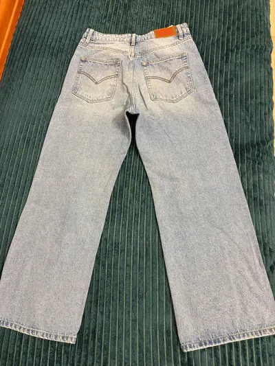 2 Pairs Levi's Jeans Size 30W – 200K VND Each — 2/7